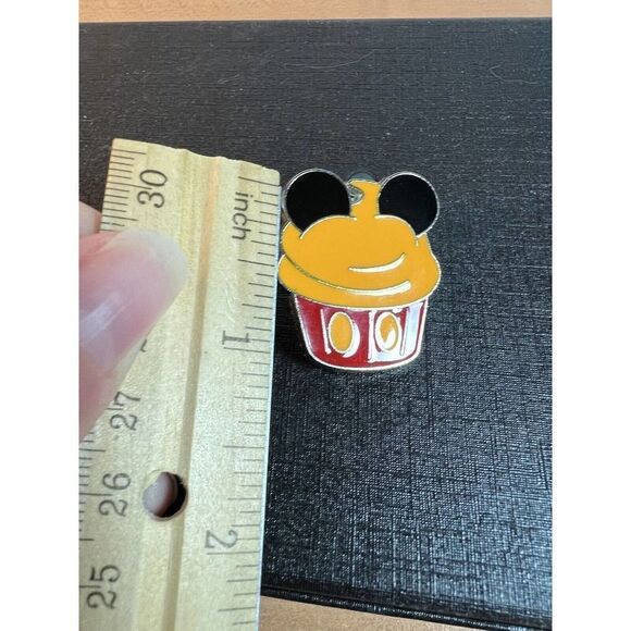 Disney Mickey Mouse Character Cupcake Trading Pin 2011 - Picture 5 of 5